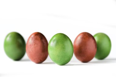 Paskalya yumurta kırmızı ve beyaz arka plan üzerinde izole yeşil.