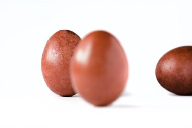 Kırmızı bir Paskalya yumurta beyaz izole kapatmak.