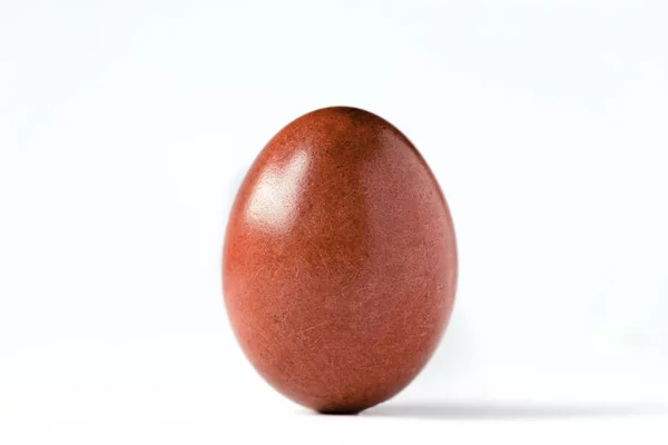 Close up de um ovo de Páscoa vermelho isolado em branco . — Fotografia de Stock