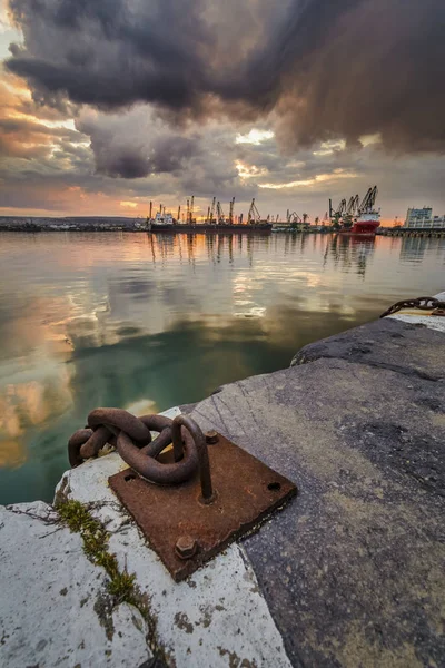 Seestück der Hafenstadt Varna, mit Pollern und Ketten im Vordergrund. — Stockfoto
