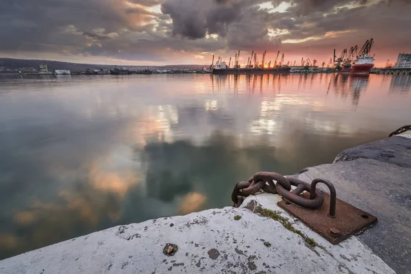 Seestück der Hafenstadt Varna, mit Pollern und Ketten im Vordergrund. — Stockfoto