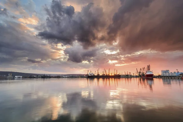 Sziluettjét Kikötői daruk ellen egy drámai ég a naplemente. — Stock Fotó