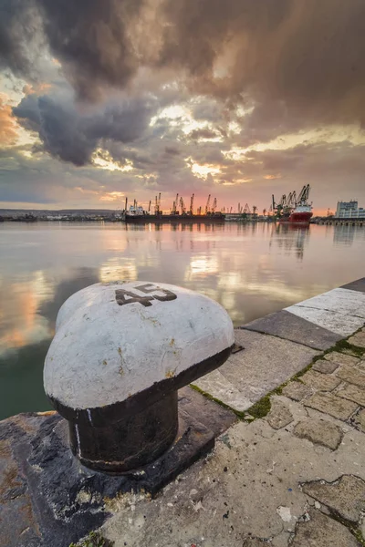 Seestück der Hafenstadt Varna, mit Pollern und Ketten im Vordergrund. — Stockfoto