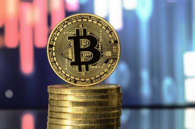 Bitcoin üstüne para yığını, bulanık bir arka plana dayanır. Bitcoin para yığını, bulanık arka plan üzerine.