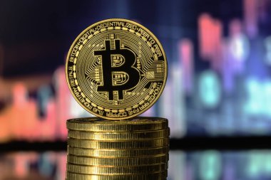 Bitcoin para yığını, bulanık arka plan üzerine.