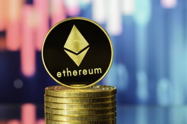 Ethereum para yığını, bulanık arka plan üzerine.