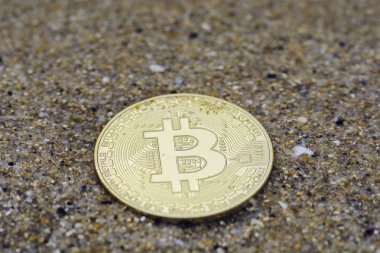 Soyut bitcoin su altında ve bulanık.