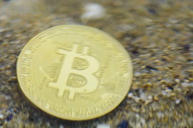 Soyut bitcoin su altında ve bulanık.