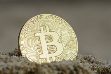 Sahilde Bitcoin madalyonun yakın çekim.