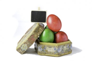 Paskalya yumurtaları üzerine beyaz izole bir el yapımı kutu üzerinde.