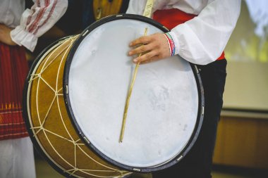 Büyük çift başlı davul, Bulgar geleneksel enstrüman.