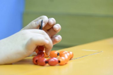 görme engelli çocuk bileklik hissi için dokunaklı yakın çekim.