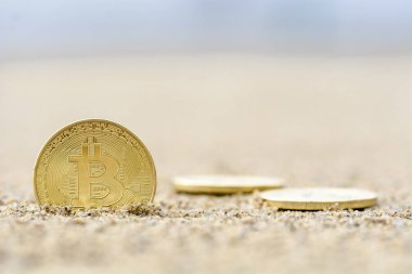 Bitcoins beach, altın rengine yakın çekim .