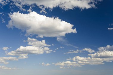 Güneşli mavi gökyüzü bulutlu bahar zamanında .