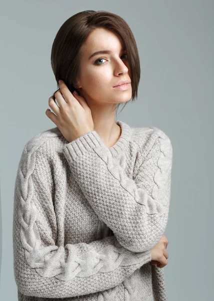 Retrato de chica morena sexy en suéter — Foto de Stock