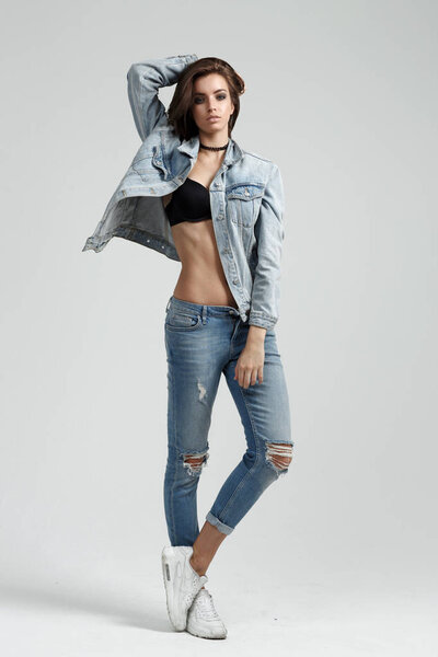 Портрет сексуальной брюнетки
 