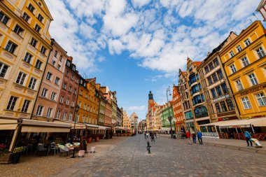Wroclaw, Polonya - 1 Mayıs 2019: Şehir merkezinde sabah saatlerinde boş sokak.