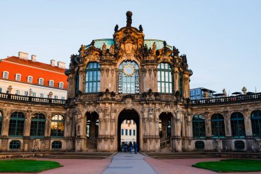Dresden, Almanya - 1 Mayıs 2019: Zwinger 'in günbatımındaki anıtsal binası