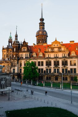 Dresden, Almanya - 1 Mayıs 2019: Dresden Kalesi yakınlarındaki Hausmannsturm Kulesi - 1 Mayıs 2019: Hofkirche yakınlarındaki Hausmannsturm Kulesi, Dresden Katedrali.
