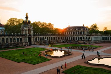 Dresden, Almanya - 1 Mayıs 2019: Günbatımında Zwinger Bahçesi