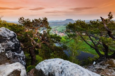 Almanya, Rathen. Bastei doğa koruma alanının kayaları. Elba Nehri manzaralı. Sakson İsviçre