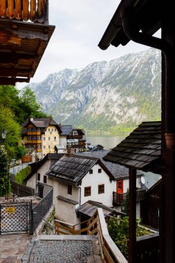 Hallstatt, Avusturya - 7 Mayıs 2019: Avusturya, Hallstatt tarihi köy. Unesco dünya mirası alanı, eski Avrupa mimarisi. Hallstatt ikonik dünya simgesidir..