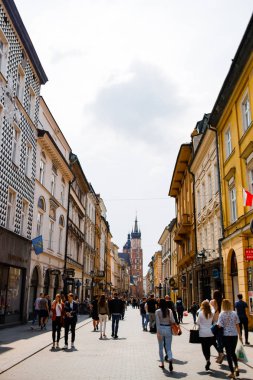 Krakow, Polonya - 12 Mayıs 2019: Eski Krakow şehrinin işlek caddesi. Eski meydana ve pazara giden yol..