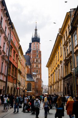Krakow, Polonya - 12 Mayıs 2019: Eski Krakow şehrinin işlek caddesi. Eski meydana ve pazara giden yol..