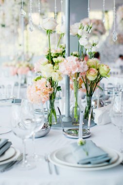 Düğün kutlaması için masayı hazırlayın.