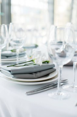 Düğün kutlaması için masayı hazırlayın.