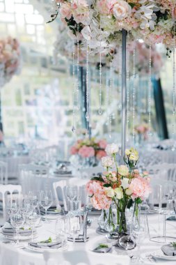 Düğün kutlaması için masayı hazırlayın.