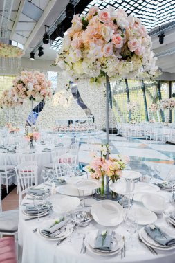 Düğün kutlaması için masayı hazırlayın.