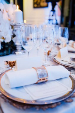 restoranda boş gözlük. kutlama için Tablo ayarı