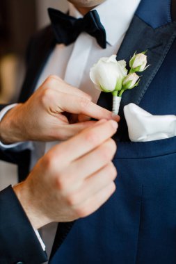 Düğün töreninden önce takım elbise içinde damat. Damat hazırlanıyor.