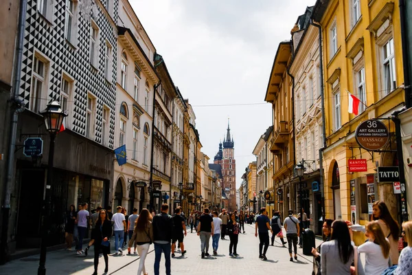 波兰克拉科夫 2019年5月12日 克拉科夫旧城繁忙的街道 通往老广场和市场的路 图库图片