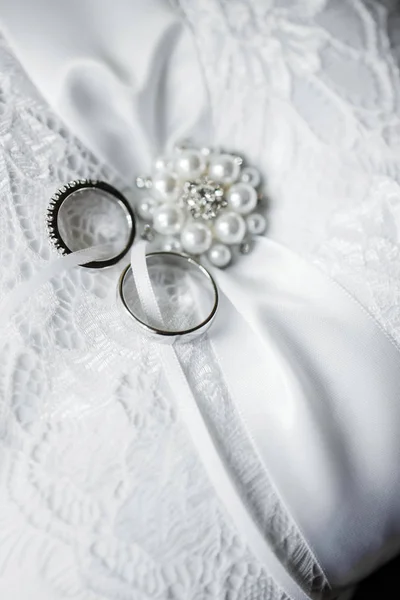 桌上的结婚戒指 免版税图库照片