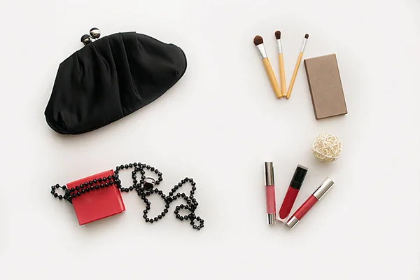Bolso de mano de las señoras negro, juego de cosméticos (lápiz labial, paleta —  Fotos de Stock