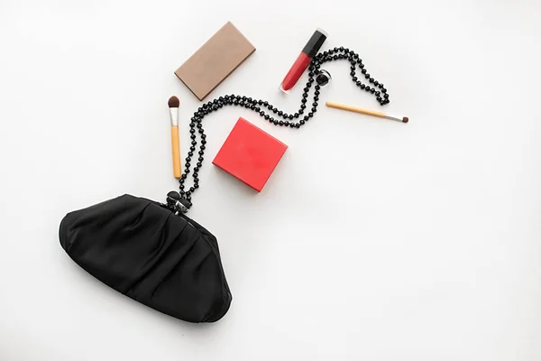 Bolso de mano de las señoras negro, juego de cosméticos (lápiz labial, paleta — Foto de Stock