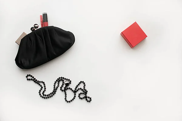 Dámská černá kabelka spojky, řada kosmetiky (rtěnka, palety — Stock fotografie