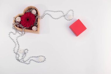 boncuk ve çiçek gerbera ve kırmızı bo ile ahşap kutu kalp şekli