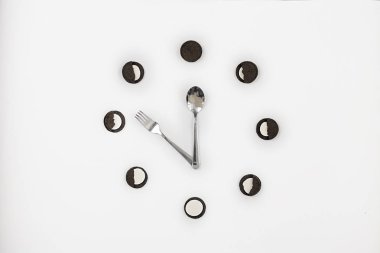 beyaz dolgu yalanlar üzerine beyaz bir bac üzerinde bir daire ile siyah tanımlama