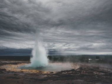 Geysir Strokkur Haukadalur alanda south Iceland'deki / daki patlama