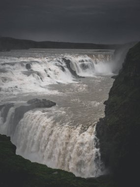büyük görkemli Gullfoss şelale dağlarda, İzlanda manzara
