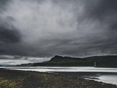 nehir ve dağ İzlanda'kasvetli manzara