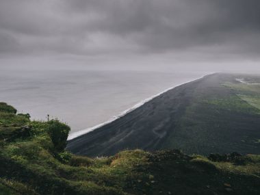 cliff, Vik, İzlanda üzerinden siyah kum plaj doğal görünümü
