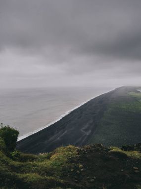 cliff, Vik, İzlanda üzerinden siyah kum plaj doğal görünümü