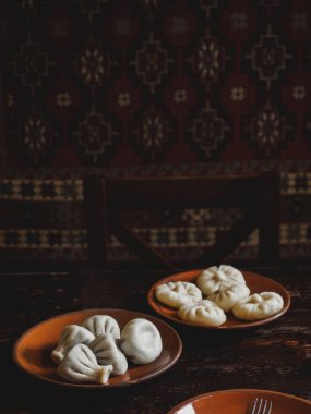 geleneksel Gürcü Hıngel bakış plakalar üzerinde kapatın