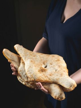 lezzetli geleneksel Gürcü flatbreads tutan kişinin kısmi görünümü