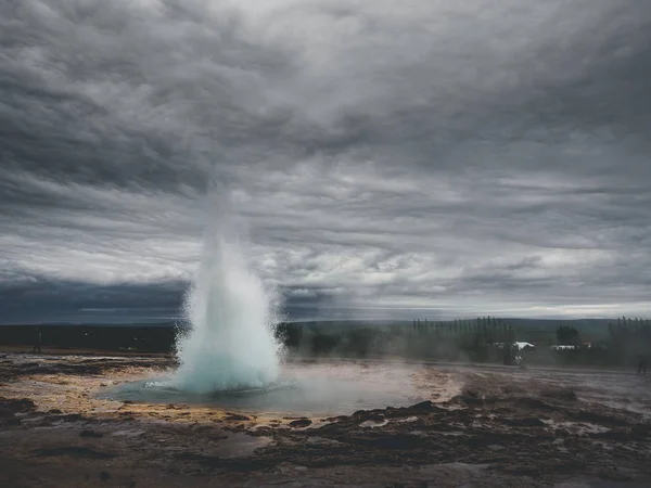 Eruption of geysir Strokkur at Haukadalur area in south Iceland — Stock Photo