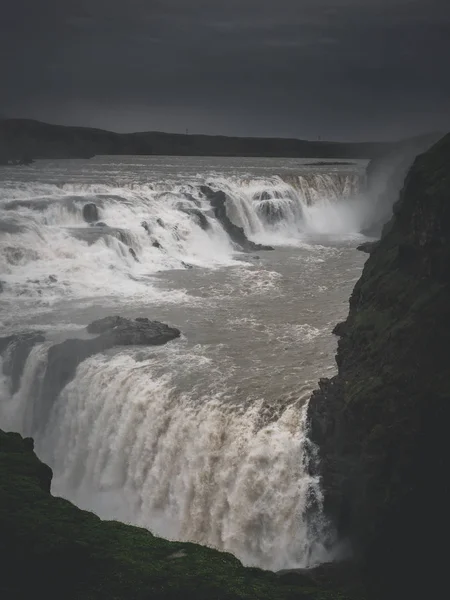 Paesaggio con grande maestosa cascata di Gullfoss in montagna, Islanda — Foto stock